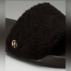 Lululemon Fleece Restfeel Slide BLK/GOLD/BLK 7 
Brand NEW in Lululemon Package